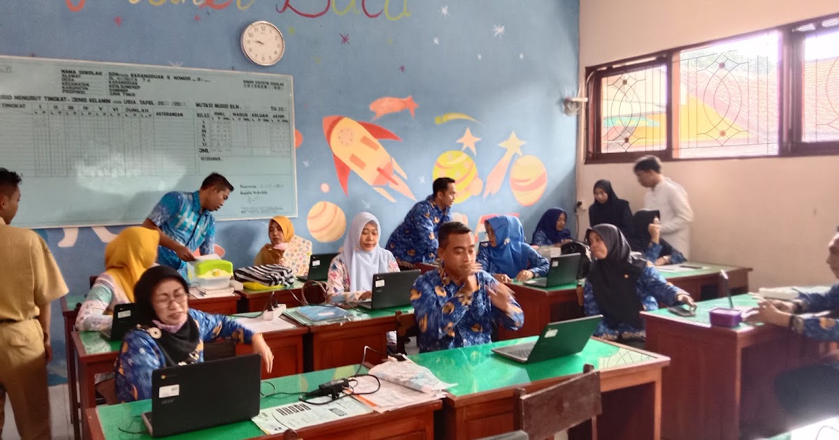 Baik, mari kita bahas adaptasi teknologi oleh guru secara mendalam, dengan gaya penulisan edukatif dan ilmiah, layaknya artikel ensiklopedia.